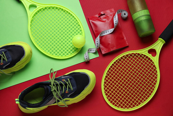 Koostumus terveellinen välipala, kengät ja urheiluvälineet väri tausta - Valokuva, kuva