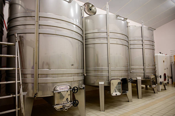 Wycieczka wina w piwnicach domeny w Pouilly-Fume appellation, zbiorniki na białe wino z winnic Pouilly-Fume appellation w pobliżu Pouilly-sur-Loire, Burgundia, Francja. - Zdjęcie, obraz