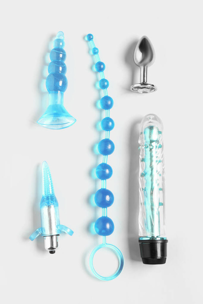 Kék vibrátor és anális dugók szex bolt fehér alapon - Fotó, kép