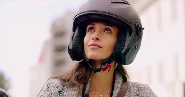 Деловая женщина, шлем и мотоцикл с улыбкой, улицей или мыслями об экологичном путешествии по городу. Байкер человек, идеи и счастливы на дороге, мотоцикл и видение устойчивого развития. - Кадры, видео