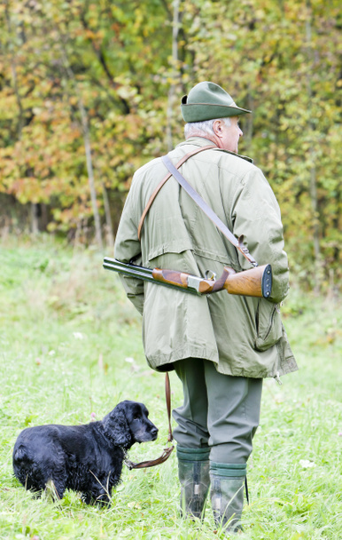 jager met zijn hond jacht - Foto, afbeelding