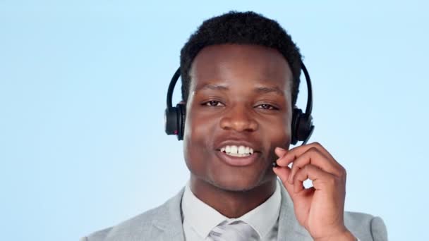Call center, mosoly és headset stúdió férfi, műszaki támogatás és ügyfélszolgálat. Happy black person, help desk és kommunikáció crm, kapcsolat és hálózat kék alapon mockup. - Felvétel, videó
