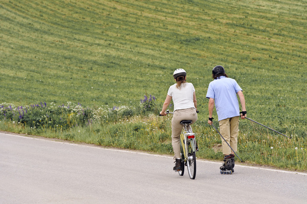 personas mayores que hacen ejercicio al aire libre
 - Foto, imagen