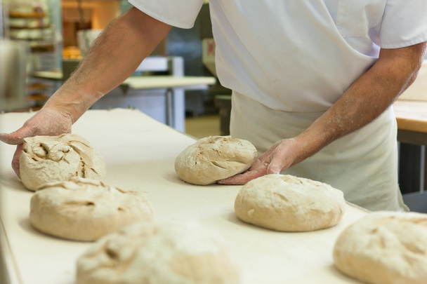 Homme boulanger pain de cuisson
 - Photo, image