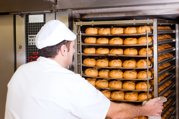 Baker in his bakery - Foto, afbeelding