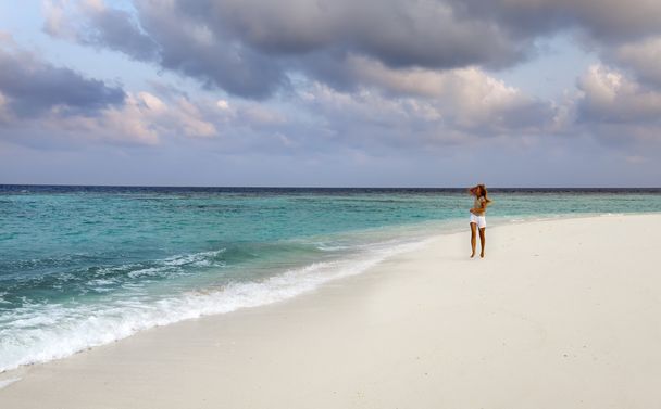 The woman runs on sea coast, Maldives - Foto, Bild