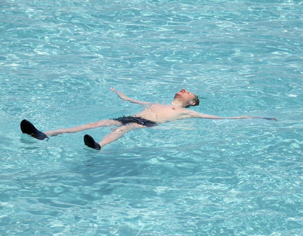Мальдіви. . Підліток має відпочити на бірюзова прозора вода океану. - Фото, зображення