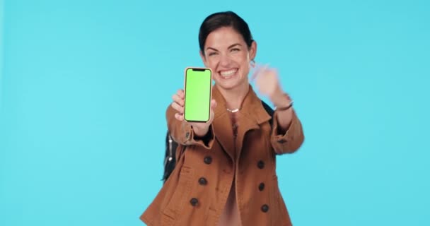 Zöld képernyős telefon, oké vagy boldog nő pont mockup utazási alkalmazás, márka elégedettség visszajelzést, és azt mutatják, logó helyet. Jóváhagyás portré, mobil vagy stúdió személy megállapodás a design kék háttér. - Felvétel, videó