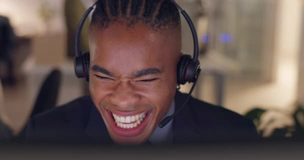 電話センター、顔と男はテレマーケティング、顧客サービスやcrm用のヘッドセットでコンピュータで笑っている。技術サポート、販売や面白いチャットのヘルプデスクでのアドバイスのためのアフリカの男性コンサルタント. - 映像、動画