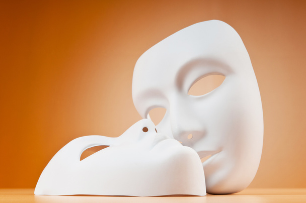 Concepto de teatro con máscaras contra fondo
 - Foto, Imagen