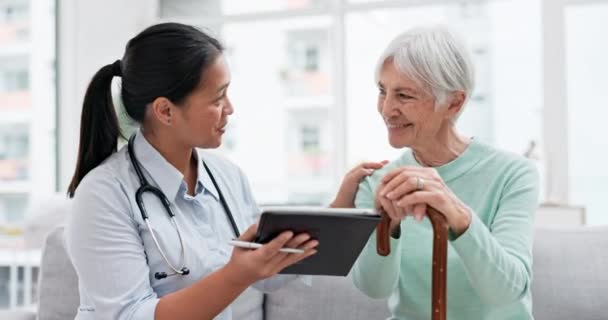 Μιλώντας, ηλικιωμένη γυναίκα ή γιατρός με δισκίο για τα αποτελέσματα, έκθεση ή να αναφέρουν το ιστορικό σε απευθείας σύνδεση στο νοσοκομείο σε διαβούλευση. Υποστήριξη, υγειονομική περίθαλψη ή Ασιατική νοσοκόμα με ιατρική ενημέρωση για ηλικιωμένους ασθενείς στην κλινική. - Πλάνα, βίντεο