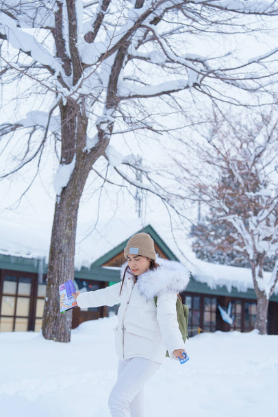 Vrouw toerist op bezoek in Asahikawa, Reiziger in Sweater sightseeing Asahiyama Zoo met sneeuw in het winterseizoen. bezienswaardigheid en populair bij bezienswaardigheden in Hokkaido, Japan. Reis- en vakantieconcept - Foto, afbeelding