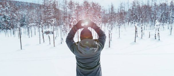 Femme touriste Visiter Biei, Voyageur en pull visites Blue Pond avec neige en hiver. point de repère et populaire pour les attractions à Hokkaido, Japon. Voyage et vacances concept - Photo, image