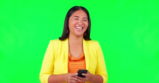 Groen scherm, typen en vrolijke vrouw lachen met telefoon voor de grap, domme of grappige humor in de studio. Online, komedie en Aziatische vrouwelijke persoon die app, tekst of social media stripverhaal leest tijdens het streamen. - Video