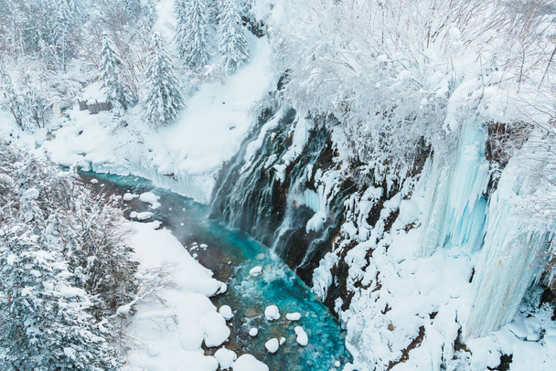 Водопад Ширахиге со снегом зимой, река Биэй впадает в Голубой пруд. ориентир и популярны для достопримечательностей на Хоккайдо, Япония. Концепция путешествий и отдыха - Фото, изображение