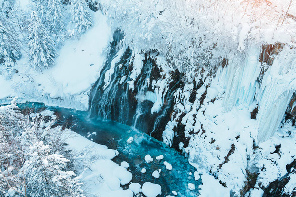Водопад Ширахиге со снегом зимой, река Биэй впадает в Голубой пруд. ориентир и популярны для достопримечательностей на Хоккайдо, Япония. Концепция путешествий и отдыха - Фото, изображение