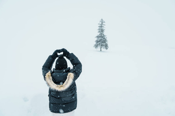 Femme touriste Visites à Biei, Voyageur en pull visites guidées Arbre de Noël avec neige en saison hivernale. point de repère et populaire pour les attractions à Hokkaido, Japon. Voyage et vacances concept - Photo, image