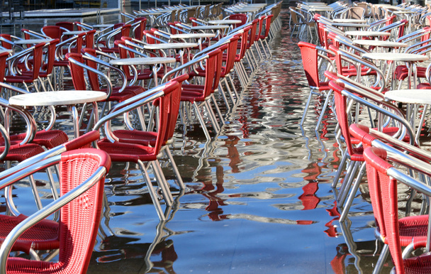 Venecia, sillas de los cafés con agua en marea alta
 - Foto, Imagen