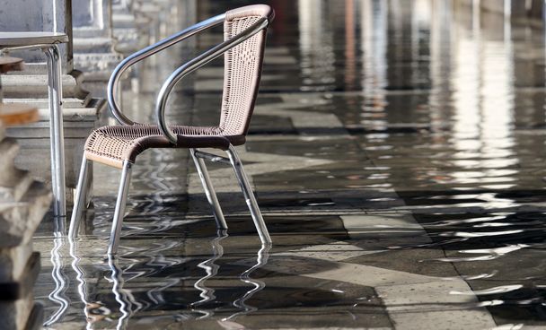 krzesło podczas powodzi w Wenecji - Zdjęcie, obraz