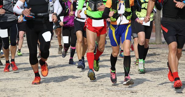 monet aikuiset urheilijat juoksevat ulkona kilpailussa
 - Valokuva, kuva