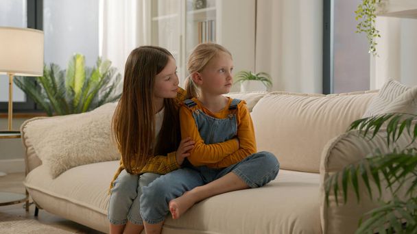 Kaksi valkoihoista lasta lapset tytöt sisaret Ystävät riidan jälkeen kotona riitaantunut vanhempi sisar yrittää sovittaa anteeksi ilmaista tukea perheen ongelmia suhde sisarukset - Valokuva, kuva