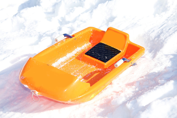laranja bob para jogar na neve nas montanhas no inverno
 - Foto, Imagem