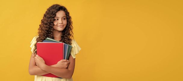 Een tiener student. onderwijs op de middelbare school. schoolmeisje met notitieblok. Meisje met notitieboekje. Portret van een studente, studiovaandel. Schoolkind gezicht, copyspace - Foto, afbeelding