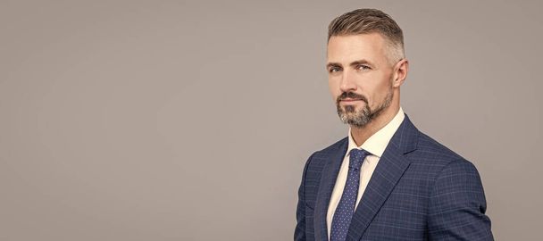mature man with grizzled hair in formal suit copy space, formal. Man face portrait, banner with copy space - Foto, Imagem