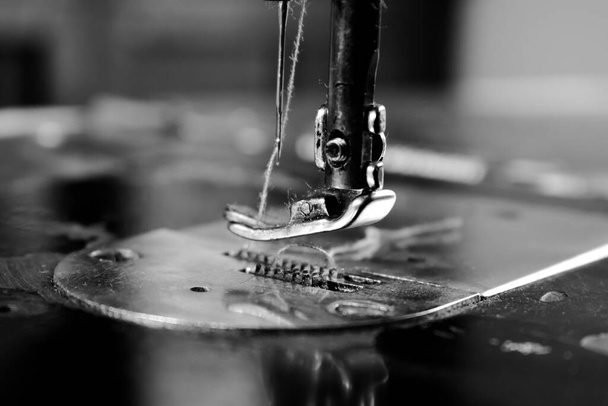 Вінтажна чорно-біла крупним планом швейна машина та нитка, старовинна чорно-біла концепція - Фото, зображення