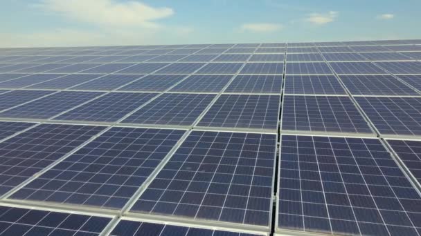 Голубые фотоэлектрические солнечные панели, установленные на крыше промышленного здания для производства экологически чистой электроэнергии. Производство концепции возобновляемых источников энергии. - Кадры, видео