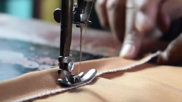 Close up Senior Alfaiate Feminino Tecido de costura em pano, alfaiate mão, máquina de costura, conceito mais velho - Filmagem, Vídeo