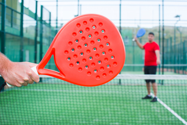 amigos jugando pádel tenis
 - Foto, Imagen