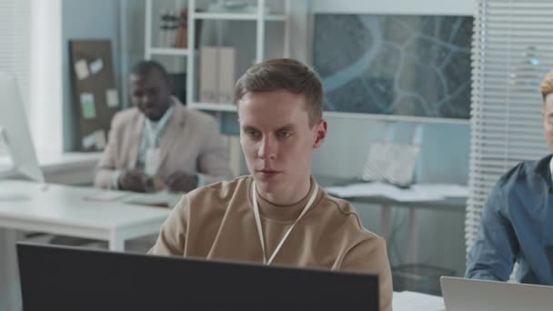 Masaüstü bilgisayarlarında bilgi izleyen beyaz erkek veri mühendisinin yavaşlaması ile güvenlik ajansında çeşitli iş arkadaşlarıyla birlikte çalışmalar - Video, Çekim