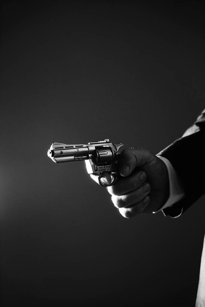 Ретро секретний агент з пістолетом-револьвером у руці в старовинному кримінальному трилері макетна обкладинка фото
.        - Фото, зображення
