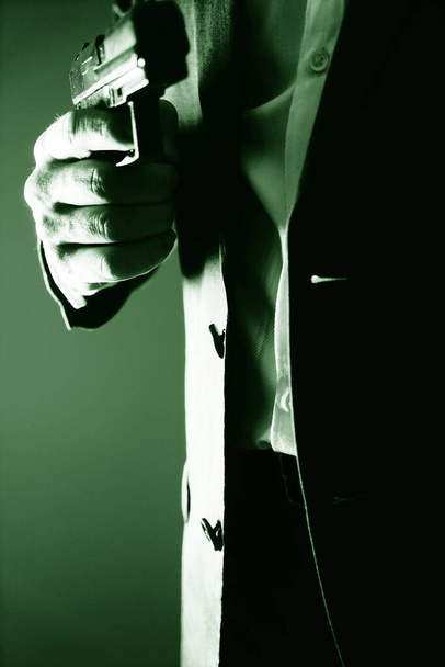 Agent secret rétro avec pistolet revolver à la main dans vintage crime thriller maquette couverture photo.        - Photo, image
