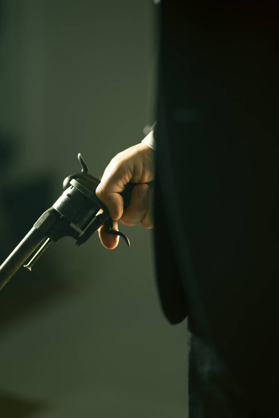 Muž detektiv špion vrah drží pistole v dramatické román kryt knihy design barva fotografie. - Fotografie, Obrázek