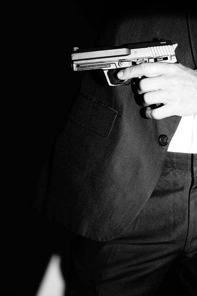 Detective espía masculino sosteniendo pistola pistola crimen thriller libro cubierta diseño foto. - Foto, imagen