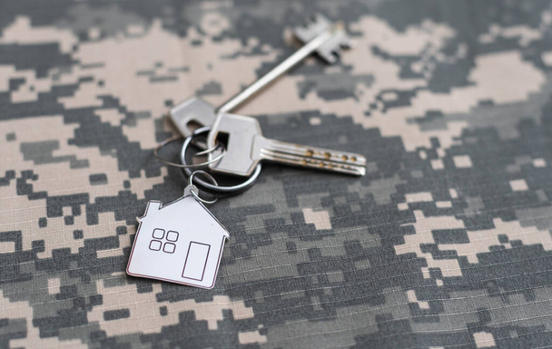 στρατιωτικό υπόβαθρο και κλειδί. - Φωτογραφία, εικόνα