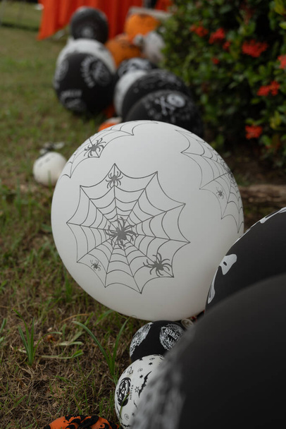 Padrão de balões de teia de aranha decorada no jardim. Halloween festa atividade ideias - Foto, Imagem