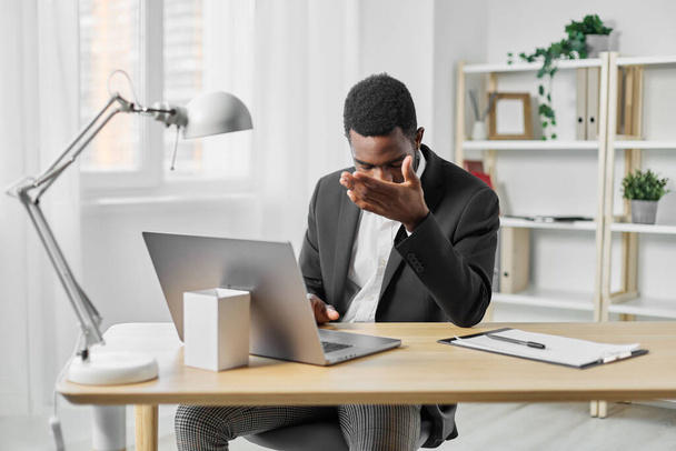 mies afrikkalainen työntekijä amerikkalainen afrikkalainen tyhjä freelancer viestintä mies kannettava tietokone toimistotilaa pöytä työpaikalla opiskelija desk Manager amerikkalainen online-koulutus sisätiloissa työtietokone - Valokuva, kuva
