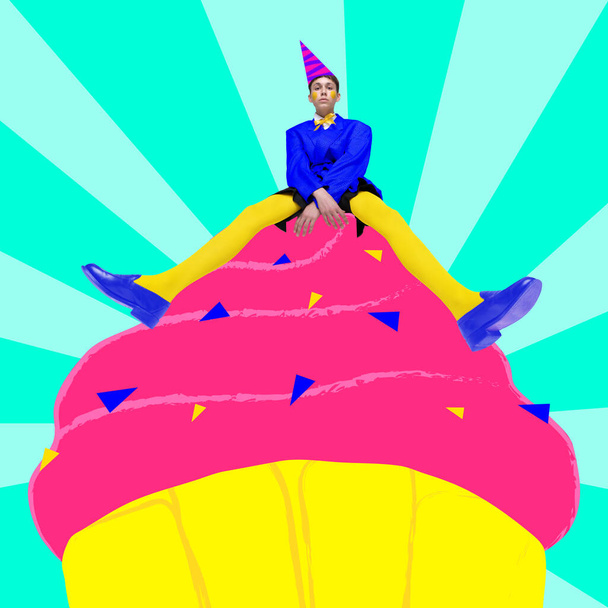 Elegante adolescente sentado en una magdalena gigante y celebrando su cumpleaños. collage de arte contemporáneo. Concepto de celebración de cumpleaños, diversión y alegría, fiesta, inspiración. Póster, anuncio. Diseño brillante - Foto, Imagen