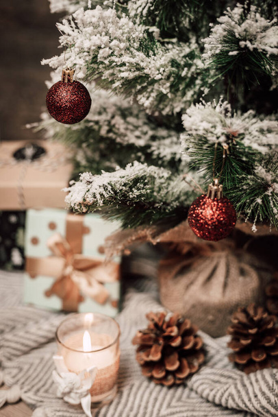 Kerstboom met geschenken en kaarsen. Kerstboom op tafel. Hoge kwaliteit foto - Foto, afbeelding