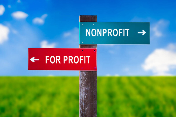 Μη κερδοσκοπικό vs For Profit - Traffic υπογράψει με δύο επιλογές - επιδοτούμενο μη κερδοφόρο οργανισμό χωρίς εισόδημα εναντίον της επιχειρηματικότητας και των επιχειρήσεων με βάση τα κέρδη χρήματα. Φιλανθρωπία εναντίον κεφαλαιοποίησης - Φωτογραφία, εικόνα