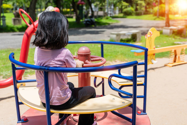 Fille joyeuse jouant sur l'aire de jeux dans le parc. Activité estivale saine pour les enfants. - Photo, image