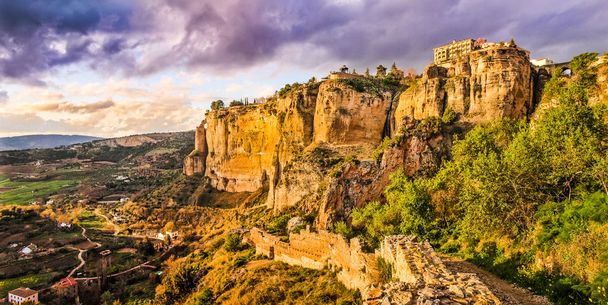 Eski şehir, Ronda, günbatımı, Malaga il Andalusia, İspanya, panoramik manzaralı - Fotoğraf, Görsel