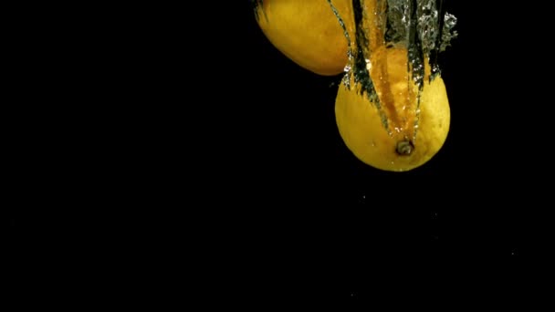 Lemons fall under water. Filmed on a high-speed camera at 1000 fps. High quality FullHD footage - Imágenes, Vídeo