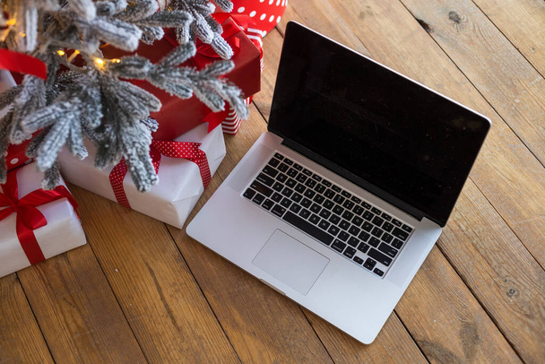 laptop contra luzes de Natal borradas fundo. - Foto, Imagem
