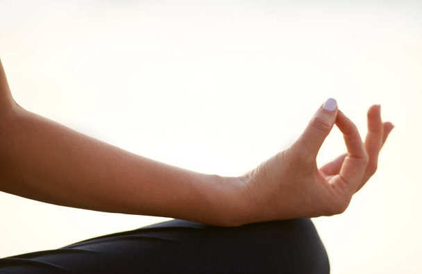 Primo piano, donna e mano per lo yoga con meditazione per il benessere della salute, mentalità o zen con la pace. Persona femminile, dita o mezzo loto posa per chakra, respirazione o relax per la pratica all'aperto. - Foto, immagini