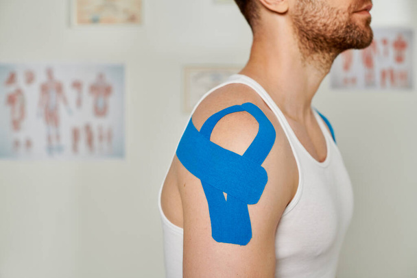 vista recortada del hombre con cintas cinesiológicas en el hombro durante la cita, atención médica - Foto, Imagen