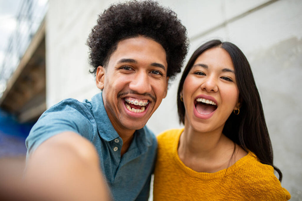 Lähikuva muotokuva onnellinen nuori pari ottaa selfie yhdessä - Valokuva, kuva